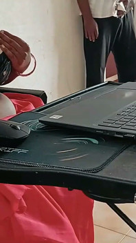 Il fratellastro mi ha succhiato le tette durante un colloquio online