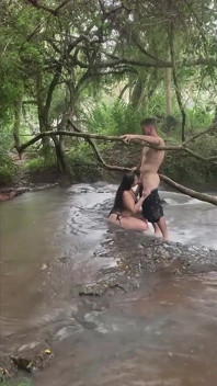 Ryzykowny seks w wodospadzie w środku burzy O.o