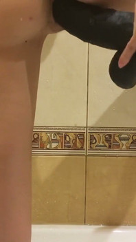 Ik speel met een grote zwarte dildo en pis in bad