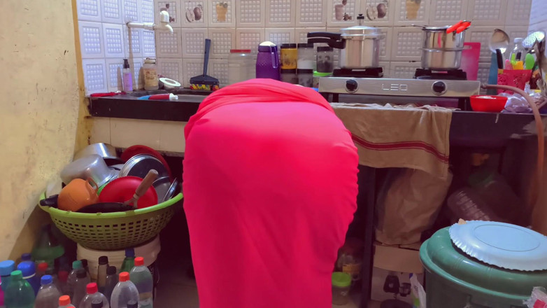 Your_Suman: Une belle-mère essaye le glory hole pour la première fois