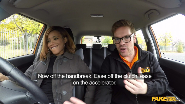 Fake Driving School: College di guida finta - la splendida kiki fa un pompino...