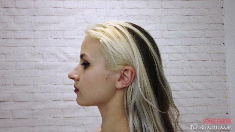 Test-Shoots: 18岁kaya在她一生的采访中第一次赤身裸体