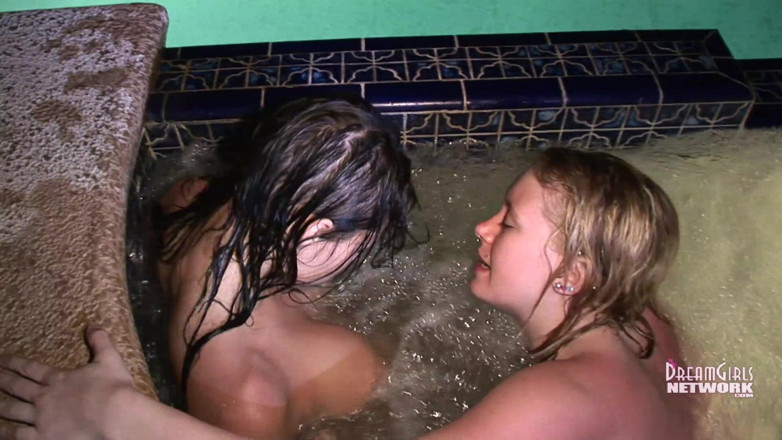 Dream Girls: Grober whirlpool-fick mit zwei freaks
