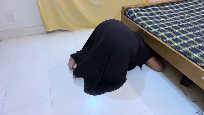 Aria Mia: Cur mare indian musulman Nakurni blocat sub pat și are parte...