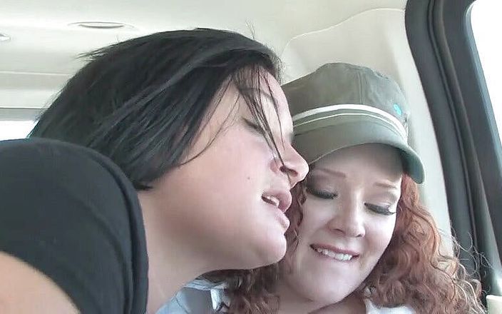 Lesbian Stories: Digitación en el coche es la mejor