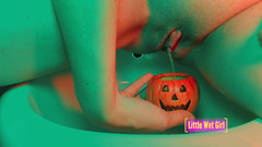 Little Wet Girl: Chcaní na dýni na Halloween