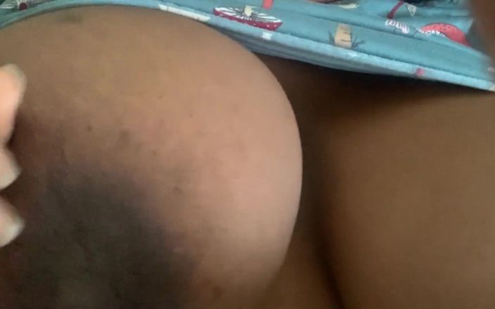 Super sexy ebony cuties: Je serre mes gros nichons en suçant mes tétons