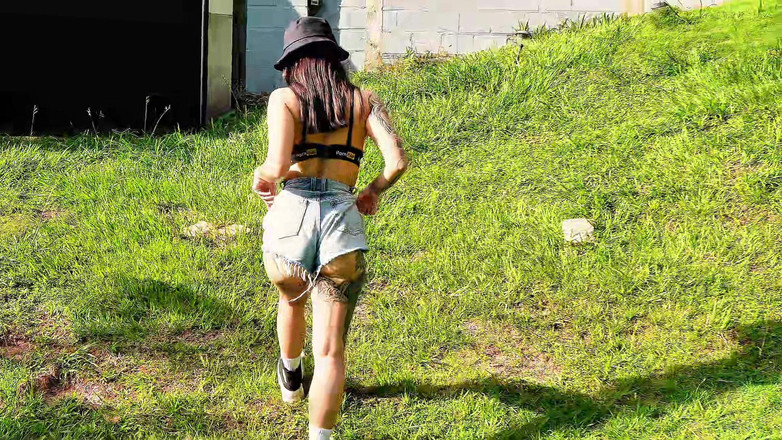 Katty Blake: Profondo POV anale all'aperto con il cazzo del mio amico