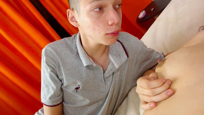 GymBabeXXX: Menghisap tetek ibu tiri saya di katilnya