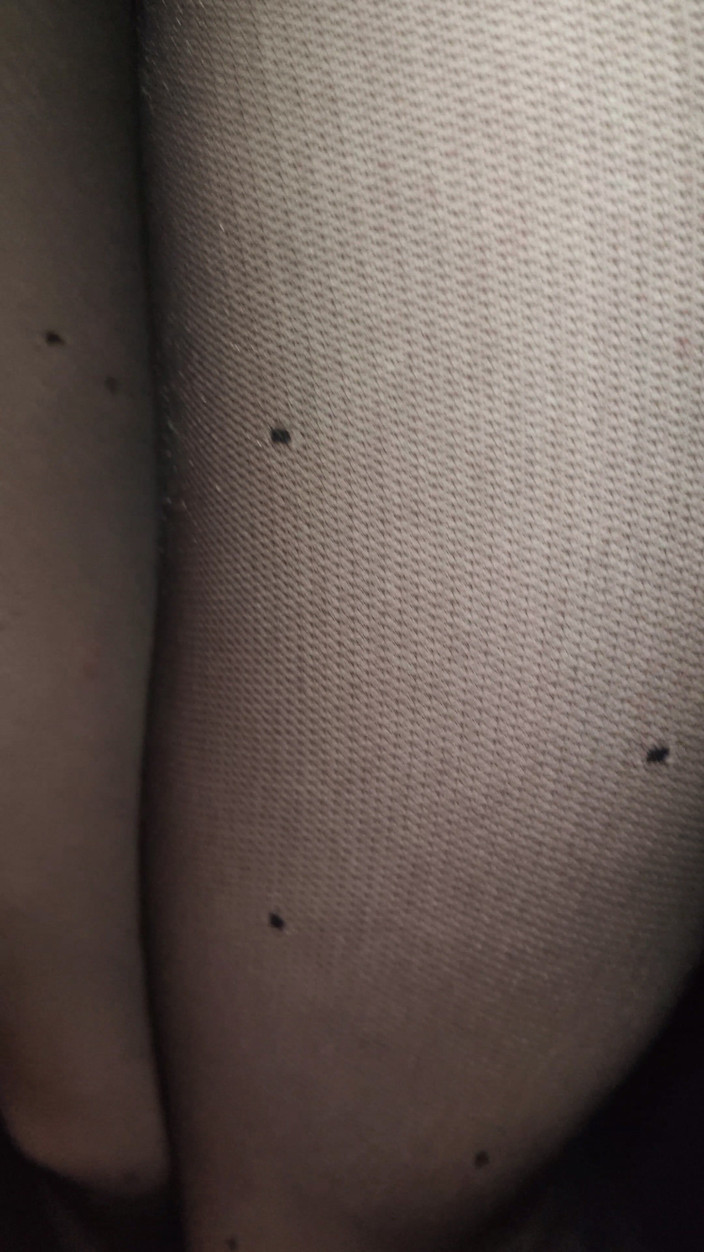 PantyhoseJuicyCummer: Hodně semene. Vzala jsem černé punčocháče s puntíky ze zásuvky spodního...