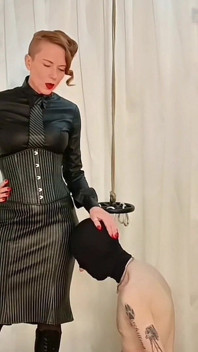 Purezza del Bavanza, dure bacchettate classiche, severa punizione corporale e disciplina sadica di dominazione femminile