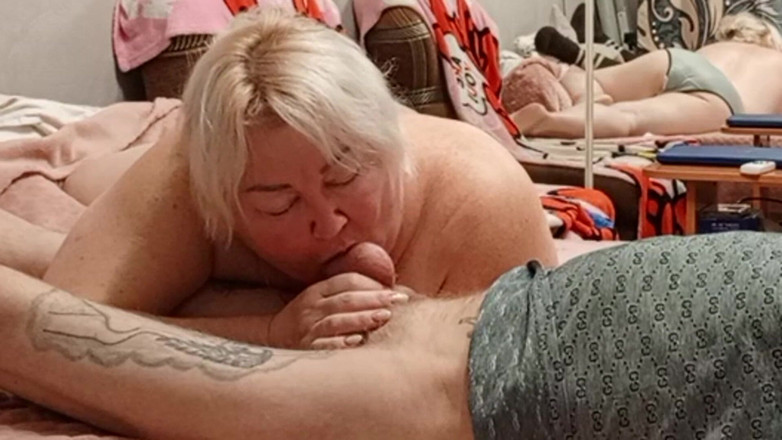 Zona901: Muie blândă și spermă în gura mamei vitrege