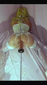 Sissi Stacy dùng tay chọc lỗ hậu ở đây và cưỡi máy
