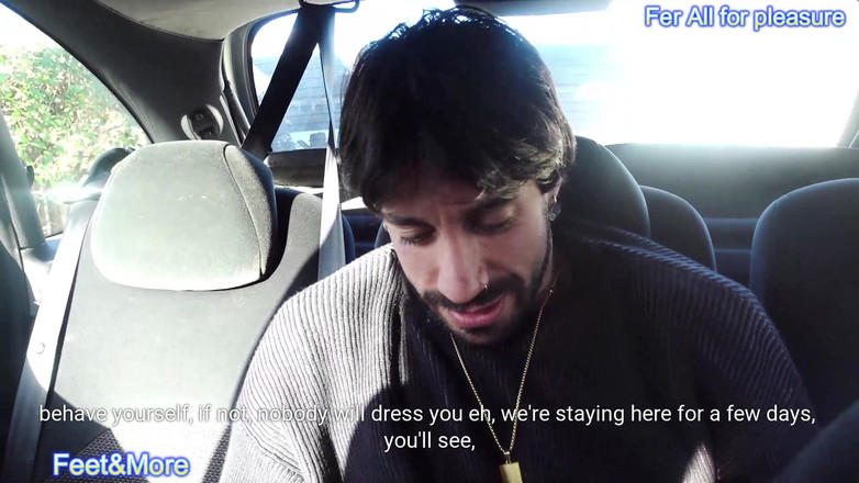 Fer All for pleasure: 토니는 차에 갇혀 간지럽히고 있습니다.