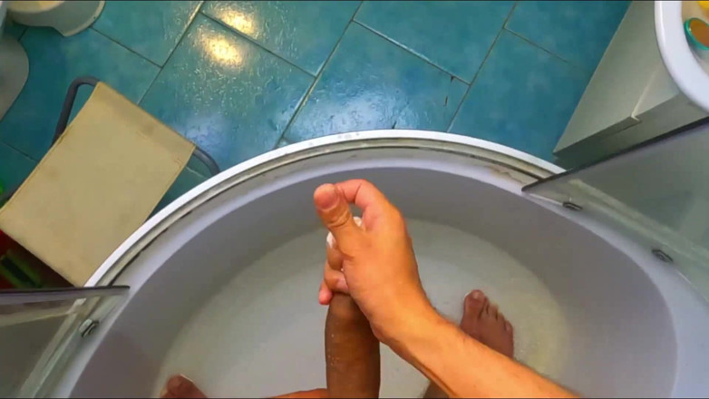 SexMamon: baathroom men, sharir par garm paani chal raha hai, main...