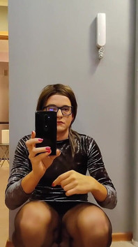 Se promener dans votre nouvel appartement dans une tenue sexy