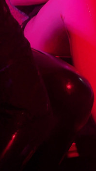 Rubber & Ava Fetishart geven perverse latex voetenbeurt deel 2