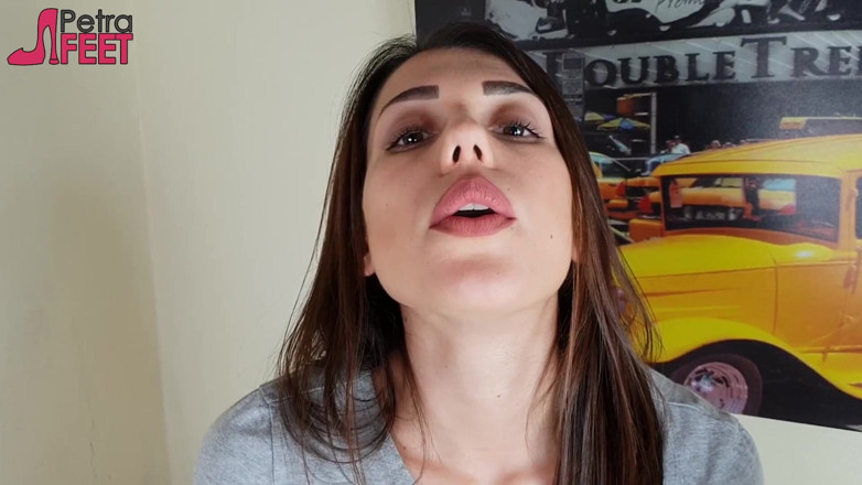 Smokin Fetish: Deslumbrante morena fuma um charuto em seu quarto
