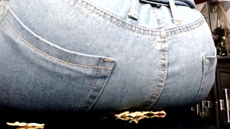Maeling: La piccola colonia distrutta in jeans di jeans di jeans...