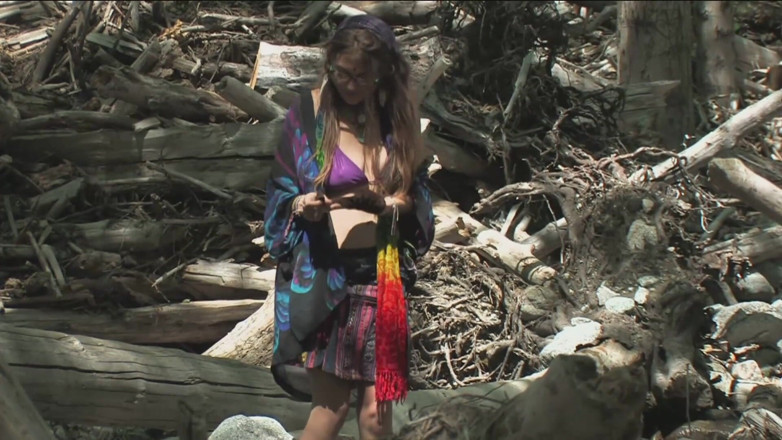 Toy Sluts: Nadržená hippie je jedno s přírodou