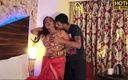 Hothit Movies: Cea mai sexy indiancă desi bhabhi îl seduce pe Devar ca...