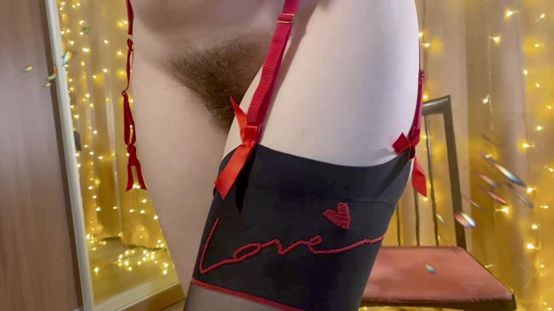 Hairypussyangel: Une fille avec un porte-jarretelles enfile de nouveaux bas et...