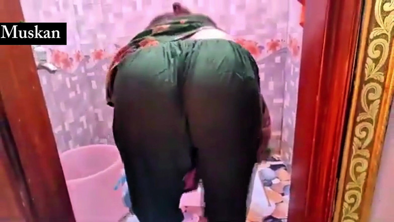 Muskan Rani: Chica india limpiando en casa