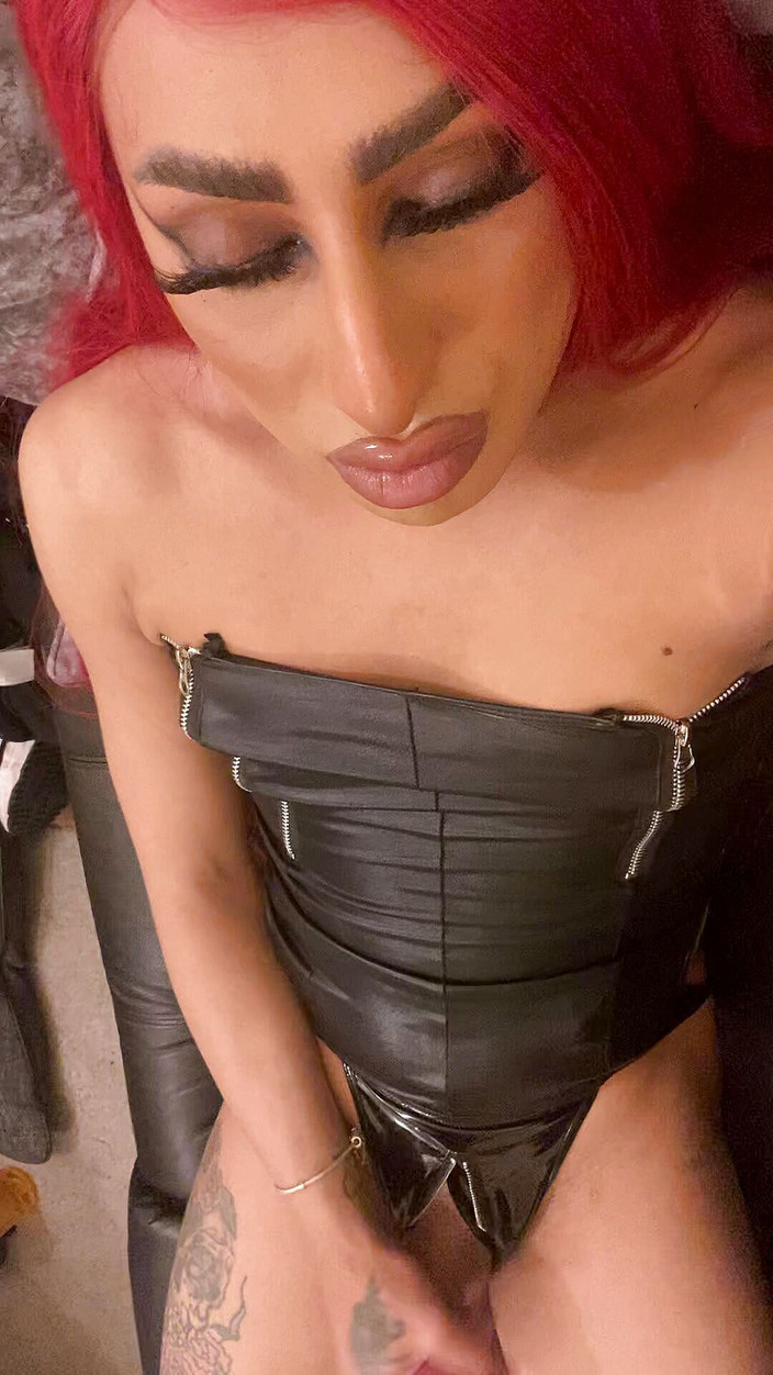 Lottie: 变性人/人妖手淫和射精与肮脏的谈话