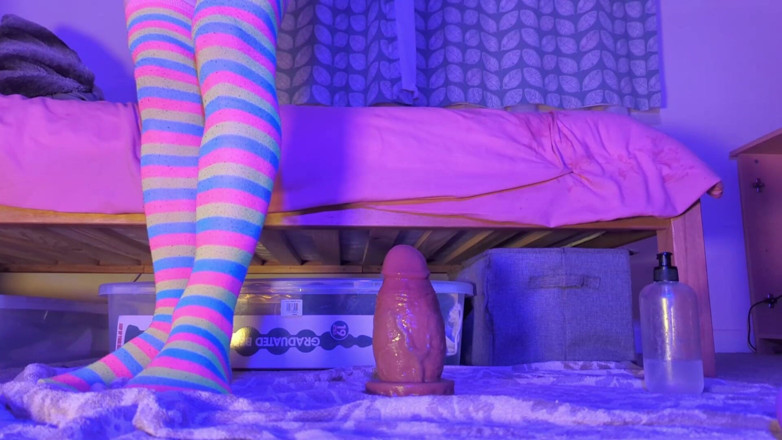 Rainbow Femboy: Bloccato Boi Raine Ryder cavalcando nuovo spina xl !!