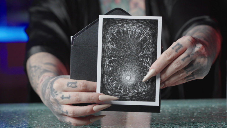 Sabien Demonia: Sfw - Teste de perfume de nicho desempacitando e cheirando
