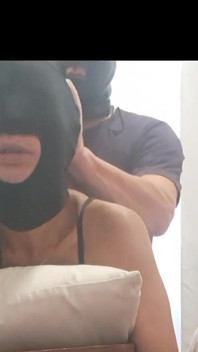 Dipengerusikan, ditudung dan disumbat ballgagged saya mengambil zakar besar pada semua lubang saya