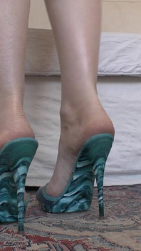 Godin met hoge hakken pronkt met haar sexy aqua-muilezels