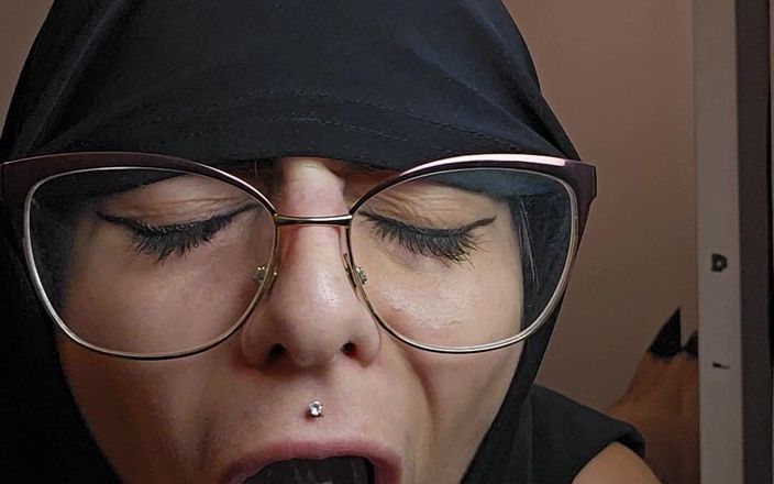 MiaNIqab: 当我说淫荡的事情Mia niqab时吹我的假阳具