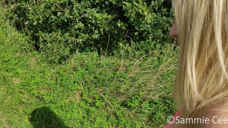 Sammie Cee: Venkovní wedgies v růžových krajkových kalhotkách