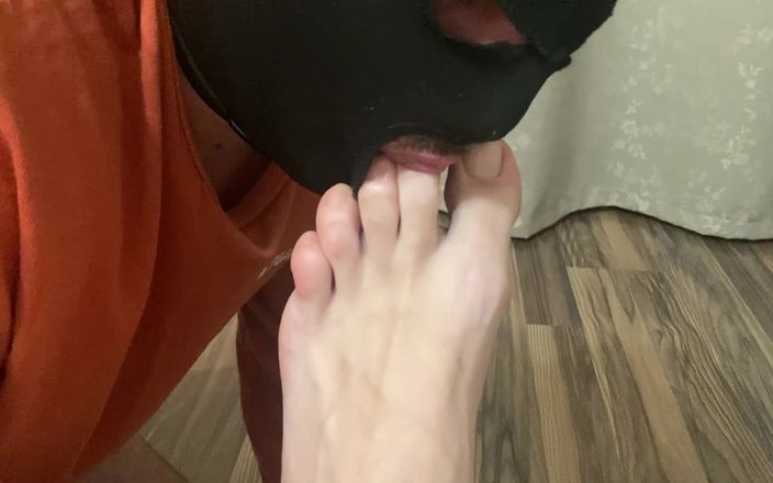 PriyaNaavya: Lambendo meus pés sensuais da minha madrasta
