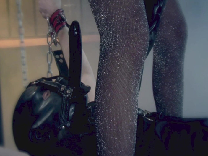 DARVASEX: Сочная сцена с крошками - 4 блондинка в латексном нижнем белье дрочит в БДСМ-сессии