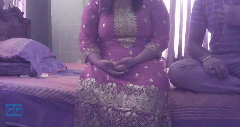 Girlgroup: Mamă sexy desi cu țâțe mari îl ajută pe tatăl vitreg să-i...