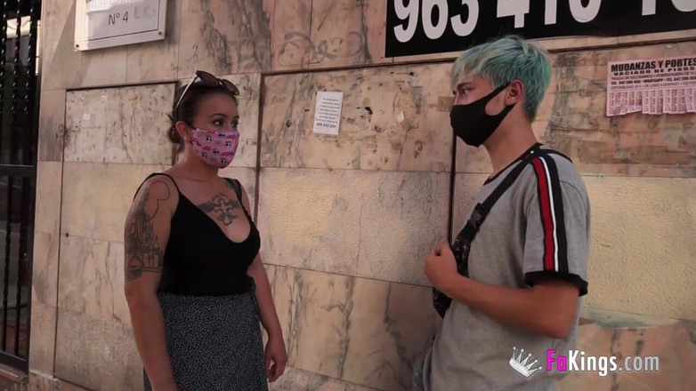 FAKings: Aldatılan koca, karısının Valencia sokaklarında diğer insanlarla sikişirken filme çekiyor