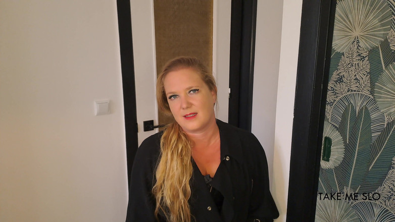 TakeMeSlo: Mevrouw Ana Slo geeft haar buurvrouw de eerste pijpbeurt van...