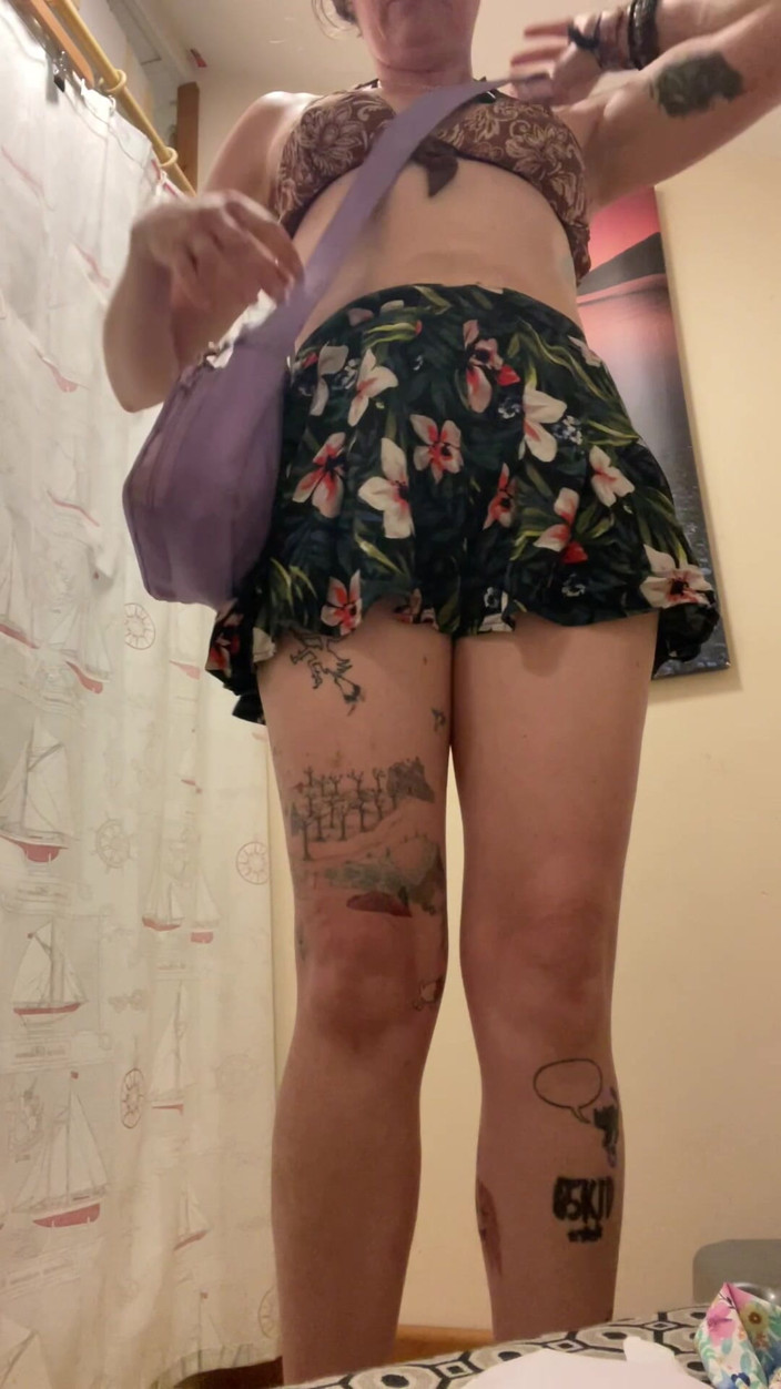 MistressWriggler: Dlouhé nohy, Krátké šortky, Perfektní prsa.