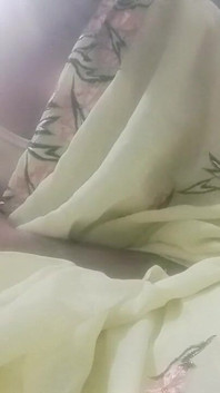 Indický gay crossdresser gaurisissy se cítí nadržený ve žluté sárí jako žena v domácnosti