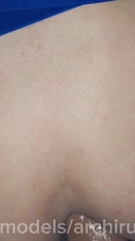 Uma estudante na escada dá uma foda na bunda dela e enche-a de porra! Foda em público quente de um homem bonito