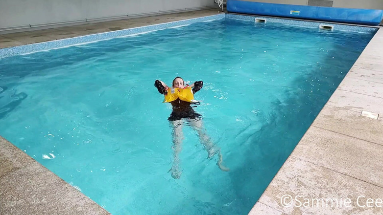 Sammie Cee: Revisión del salvavidas del salvavidas del crewsaver en la piscina