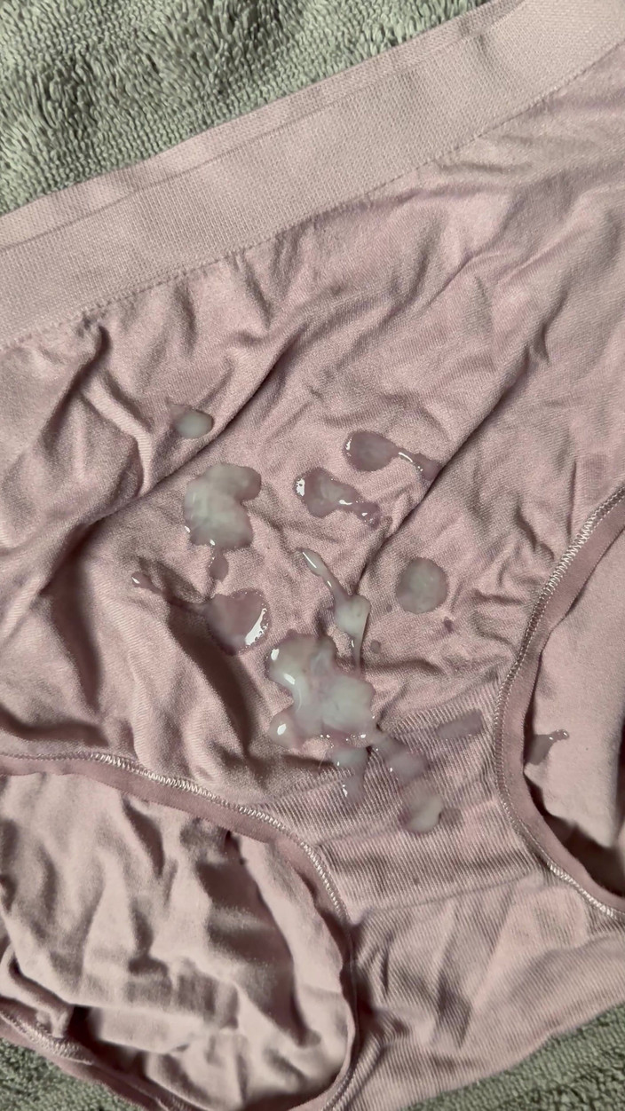 CumDaily: Spuszczanie na majtki żony 8