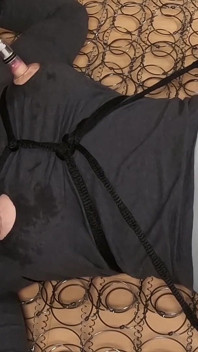 Mulher amarrada implora, por favor, me bata tudo antes de me deixar gozar - buceta e peitos de punição