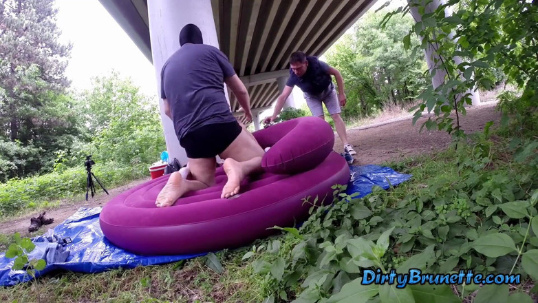 Dirty Brunette: Blowjob im auto, dann lutschen zwei schwänze beim ficken im...