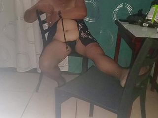 Gloryhot69: La abuela en lencería eyacula en la silla, acaricia su...