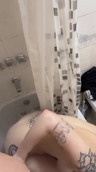 Seks oralny pod prysznicem (wideo domowe)