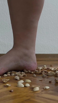 Wanita 130kg Berjalan Di Pistachio Shells - Crunching Sounds
