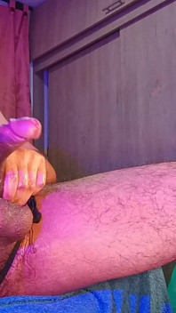 Cazzo oliato che eiacula e urina